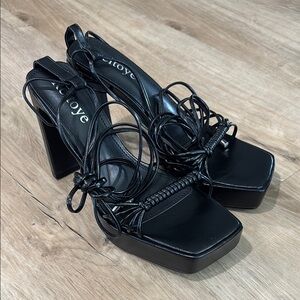 NEW Women’s Reitoye Lace Up Chunky Heels